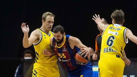 Mit vereinten Kräften. Auf Luke Sikma (links) und Malte Delow (rechts) wartet gegen Nikola Mirotic eine ganz schwere Aufgabe. Der spanisch-montenegrinische Power Forward ist der bestbezahlte Basketballer Europas.