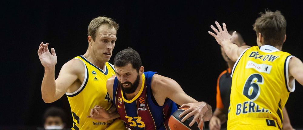 Mit vereinten Kräften. Auf Luke Sikma (links) und Malte Delow (rechts) wartet gegen Nikola Mirotic eine ganz schwere Aufgabe. Der spanisch-montenegrinische Power Forward ist der bestbezahlte Basketballer Europas.