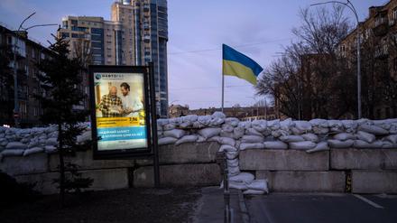Eine ukrainische Flagge auf einer Barrikade in Kiew 