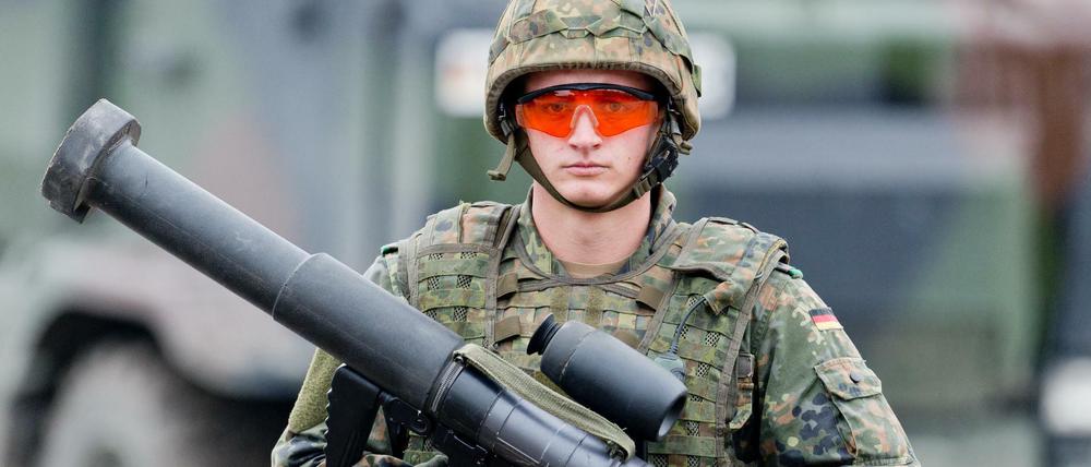 Ein Bundeswehrsoldat hält auf dem Truppenübungsplatz im Rahmen einer Übung eine Panzerfaust 3 in der Hand.
