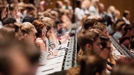 Studierende sitzen dichtgedrängt in einem Hörsaal.