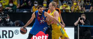 Harter Kampf. Barcaa Nikola Mirotic (li.) und Luke Sikma.