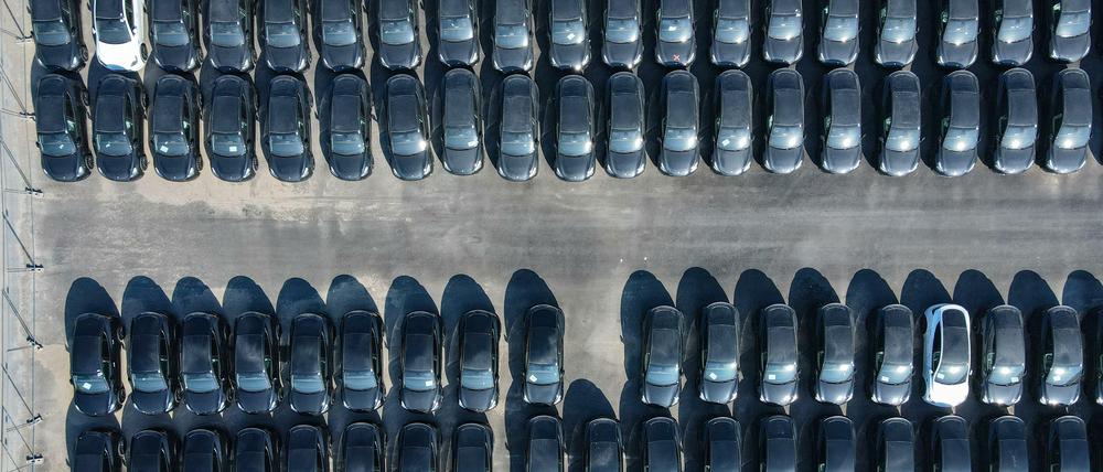 Viele Elektrofahrzeuge vom Typ Tesla Model Y stehen auf dem Gelände der Tesla Gigafactory Berlin Brandenburg. Schon vor der offiziellen Eröffnung am 22.3.22 hatte die Produktion begonnen.
