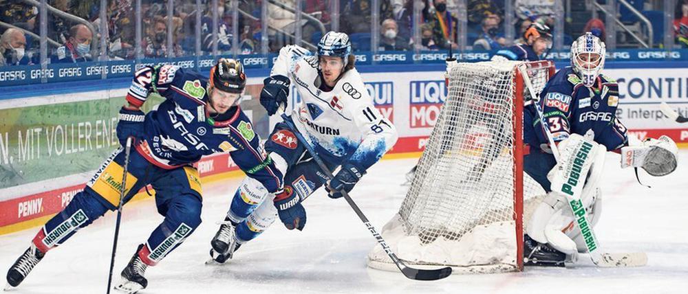 In Bedrängnis. Ex-Eisbär Marc-LouisAubry (Mitte) ging den Berlinern gehörig auf die Nerven.