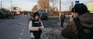 Viele ukrainische Filmschaffende entscheiden sich, vor Ort zu bleiben. Sie brauchen Helmen, Schutzwesten technisches Equipment und mehr.