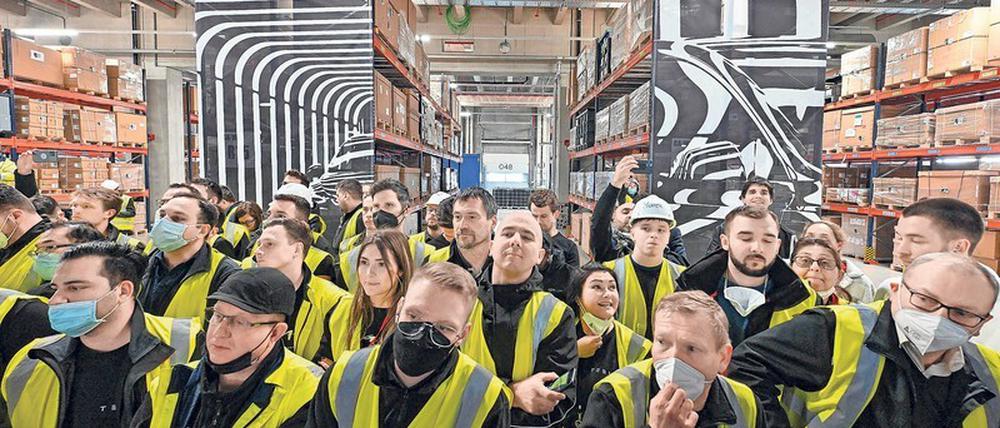 Einen Arbeitsplatz mit Perspektive haben die Tesla-Beschäftigten in Grünheide. Das Autowerk wurde diese Woche in Anwesenheit von Tesla-Gründer Elon Musk und Bundeskanzler Olaf Scholz eröffnet. Neben der Automontage entsteht in Brandenburg auch eine große Fabrik für Batteriezellen. 