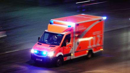 Rettungswagen der Berliner Feuerwehr auf Einsatzfahrt. (Symbolbild)