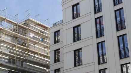 Hochwertige Neubauten, deren Wohnungen sich längst nicht jeder leisten kann: Das sieht man oft in der Berliner Innenstadt.