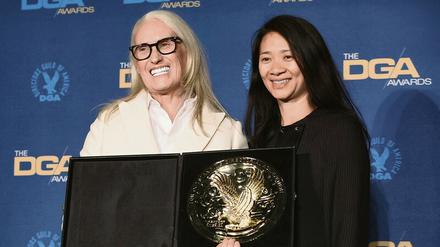 Allein zwölf Mal nominiert. Das Netflix-Epos „The Power of the Dog“ von Jane Campion – im Bild links neben der letztjährigen Oscar–Gewinnerin Chloe Zhao – hat bereits den Directors Guild of America gewonnen. 