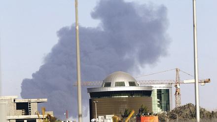 Nebensache Formel 1. Nach dem Raketeneinschlag waren Feuer und Rauch auch von der Rennstrecke in Dschidda aus gut zu sehen. Dennoch stand am Samstag die Qualifikation für an. Foto: PanoramiC/Imago