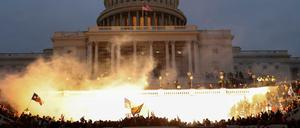 Unterstützer des ehemaligen US-Präsidenten Donald Trump stehen am 6. Januar 2021 auf der Treppe zum US-Kapitol.