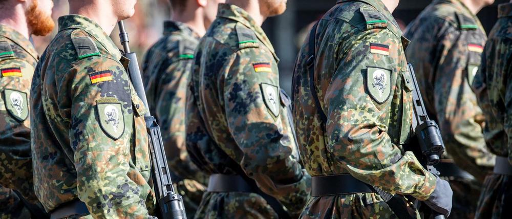 Soldaten der Bundeswehr laufen über einen Appellplatz.