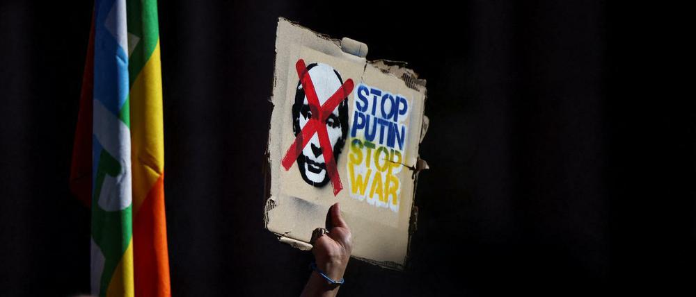 Protestplakat in Berlin gegen den Putin-Krieg in der Ukraine.