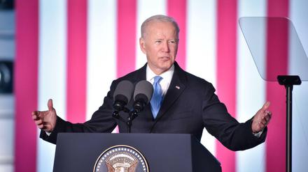2Joe Biden spricht vor dem Königspalast in Warschau.