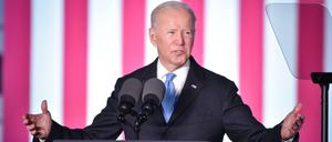 2Joe Biden spricht vor dem Königspalast in Warschau.