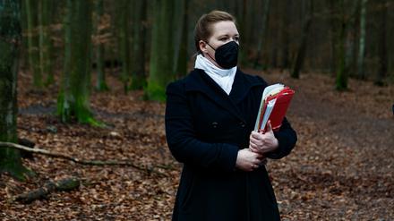 Angelika Peck, Richterin, steht bei einem Ortstermin des Amtsgerichts Tiergarten im Prozess gegen einen Berliner Revierförster.