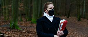 Angelika Peck, Richterin, steht bei einem Ortstermin des Amtsgerichts Tiergarten im Prozess gegen einen Berliner Revierförster.