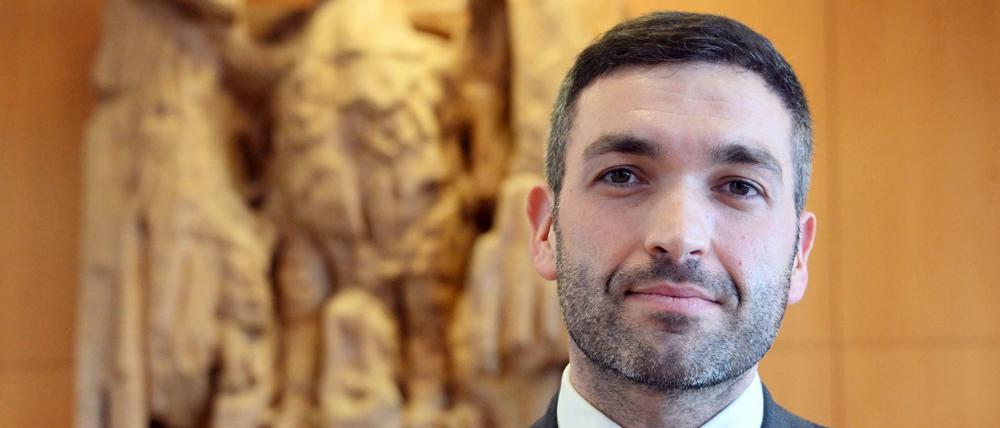 Konstantin Kuhle (FDP) wartet im Bundesverfassungsgericht auf den Beginn der mündlichen Verhandlung.