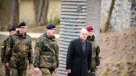 Bundeskanzler Olaf Scholz besucht das Einsatzführungskommando der Bundeswehr in Schwielowsee. Braucht es einen Raketenschutzschirm für Deutschland?