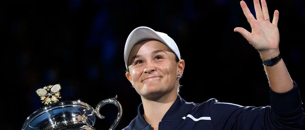 Ashleigh Barty mit dem Siegerpokal der Australian Open am 29. Januar 2022 