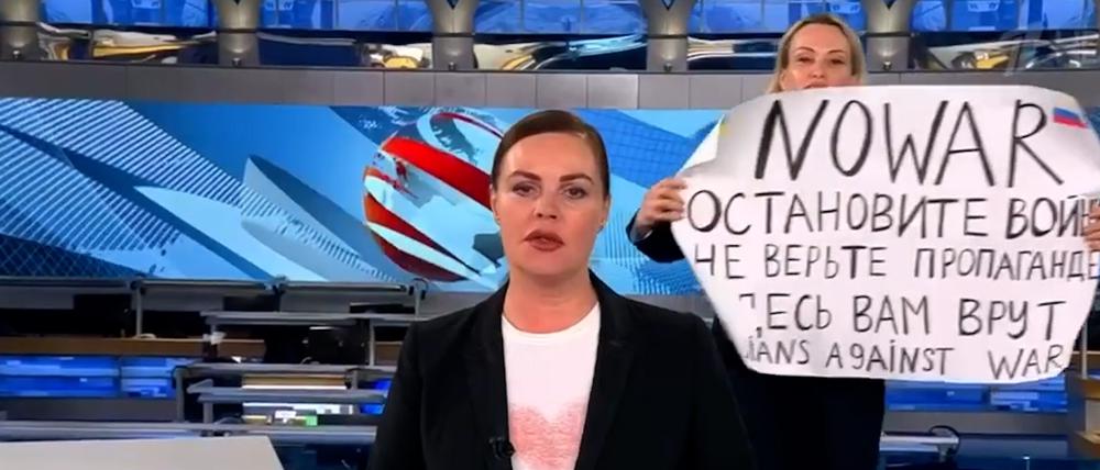 Der Screenshot aus der abendlichen Hauptnachrichtensendung des russischen Staatsfernsehen zeigt die Protestaktion von Marina Owssjannikowa.