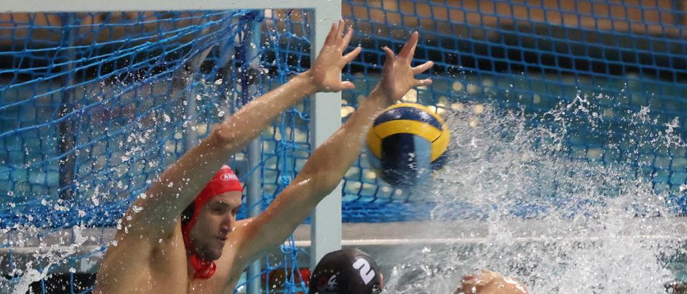 An Spandaus Torwart Laszlo Baksa war am Mittwoch kaum ein Vorbeikommen. In zwei Spielen kassierte seine Mannschaft gerade mal acht Gegentreffer.
