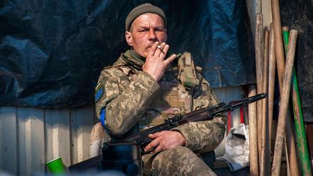 Ein ukrainischer Soldat in Charkiw ruht sich aus.