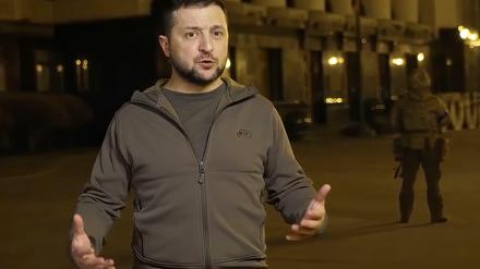 Diese Aufnahme zeigt Wolodymyr Selenskyj bei dem Video in Kiew.