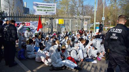 Vor dem Werkstor zum Kraftwerk Reuter West: Aktivisten haben sich zu einer Sitzblockade niedergelassen.