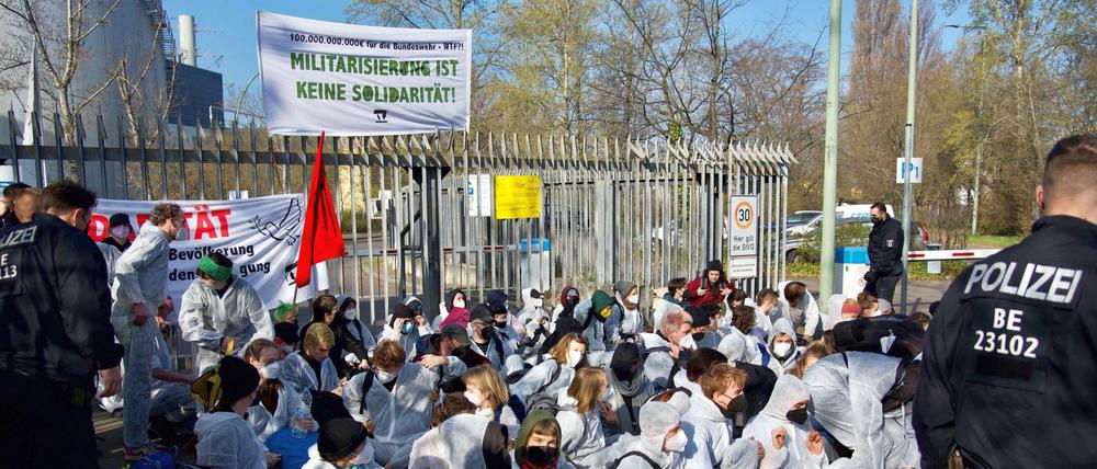 Vor dem Werkstor zum Kraftwerk Reuter West: Aktivisten haben sich zu einer Sitzblockade niedergelassen.