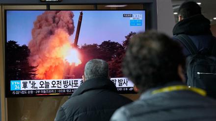 TV-Bericht in Südkorea über einen Raketentest des Nordens (Archivbild vom 2. März 2022)