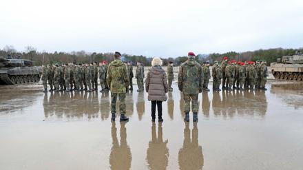 Dienstantrittsbesuch in Kriegszeiten. Bundesverteidigungsministerin Christine Lambrecht Mitte mit dem Inspekteur des Heeres, Generalleutnant Alfons Mais (r.) und dem Kommandeur der Panzerlehrbrigade 9 Niedersachsen , Brigadegeneral Christian Freuding (l.) auf dem Truppenübungsplatz in Munster.