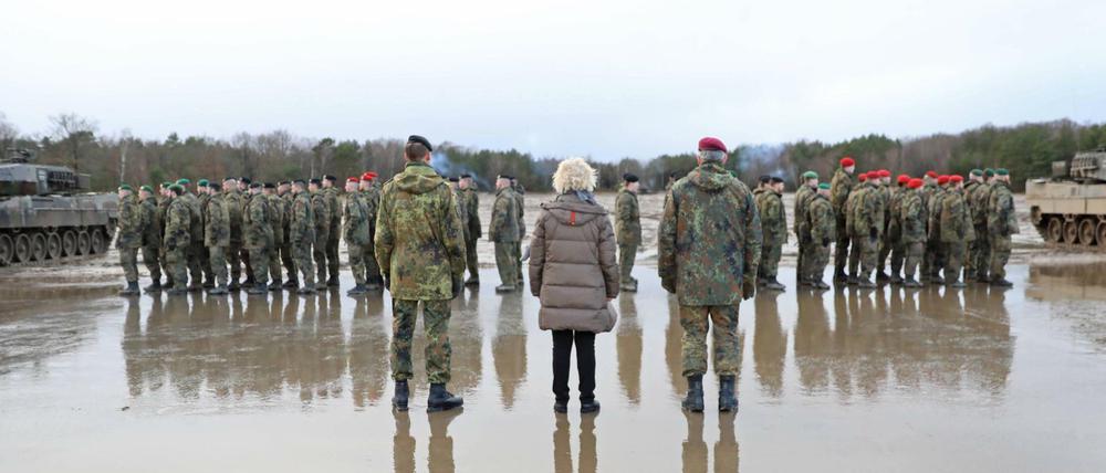 Dienstantrittsbesuch in Kriegszeiten. Bundesverteidigungsministerin Christine Lambrecht Mitte mit dem Inspekteur des Heeres, Generalleutnant Alfons Mais (r.) und dem Kommandeur der Panzerlehrbrigade 9 Niedersachsen , Brigadegeneral Christian Freuding (l.) auf dem Truppenübungsplatz in Munster.