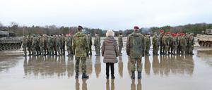 Dienstantrittsbesuch in Kriegszeiten. Bundesverteidigungsministerin Christine Lambrecht Mitte mit dem Inspekteur des Heeres, Generalleutnant Alfons Mais (r.) und dem Kommandeur der Panzerlehrbrigade 9 Niedersachsen , Brigadegeneral Christian Freuding (l.) auf dem Truppenübungsplatz in Munster.