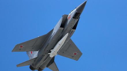 Ein MiG-31-Abfangjäger der russischen Luftwaffe mit einer Hyperschallrakete "Kinschal" bei der russischen Militärparade zum Tag des Sieges. 