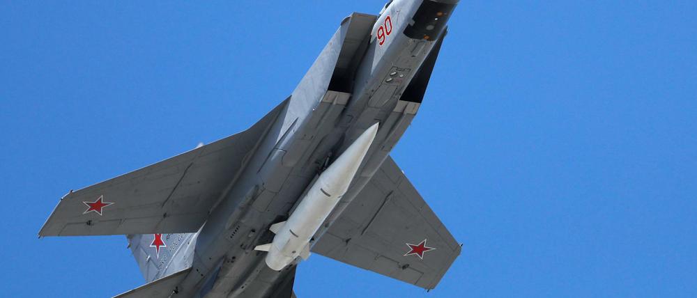 Ein MiG-31-Abfangjäger der russischen Luftwaffe mit einer Hyperschallrakete "Kinschal" bei der russischen Militärparade zum Tag des Sieges. 