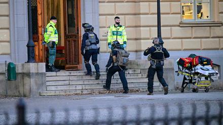 Polizisten betreten den Tatort an einer Schule in Malmö