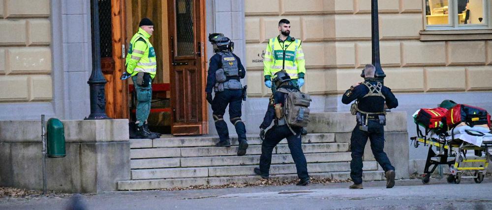 Polizisten betreten den Tatort an einer Schule in Malmö