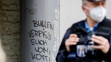 "Bullen verpisst euch vom Kotti" - steht an einer Wand am Kottbusser in Berlin-Kreuzberg.