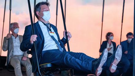 Ein Grüner sucht eine neue Balance für Deutschlands Energieversorgung: Robter Habeck in den Vereinigten Arabischen Emiraten. 