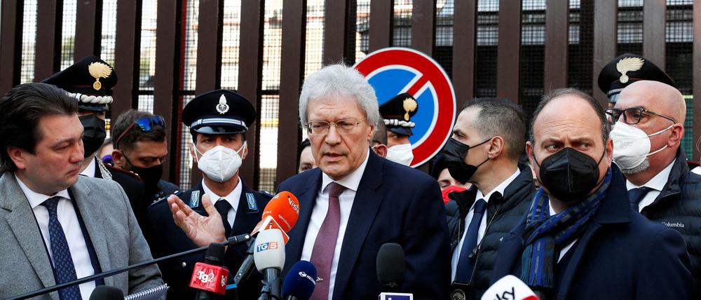 Der russische Botschafter in Italien, Sergej Rasow, kündigte Klage wegen eines Zeitungsartikels an.