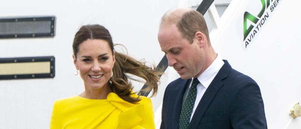 Der britische Prinz William, Herzog von Cambridge, und seine Frau Kate, Herzogin von Cambridge, kommen am Norman Manley International Airport in Jamaika an.