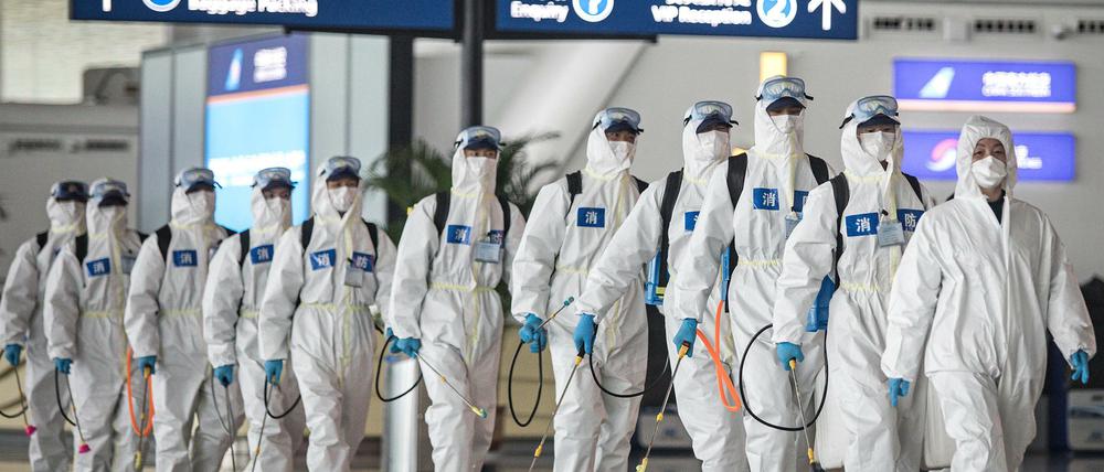 Diese Aufnahme aus dem April 2020 zeigt Feuerwehrleute am Flughafen Wuhan, die zur Desinfektion eingesetzt sind.