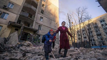 Eine Frau und ihr Kind müssen in Kiew vor dem russischen Beschuss fliehen.