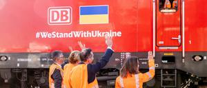 Andrij Melnyk (links im Bild), Botschafter der Ukraine in Deutschland, Franziska Giffey (SPD), Regierende Bürgermeisterin von Berlin, Volker Wissing (FDP), Bundesminister für Verkehr und Digitales, und Sigrid Nikutta, Vorstand Güterverkehr Deutsche Bahn, winken dem Lokführer eines Zuges mit Hilfsgütern für die Ukraine. Der Zug ist Teil der DB-Schienenbrücke mit Hilfsgütern und fuhr im Westhafen los.