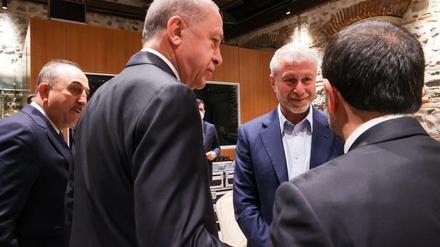 Roman Abramowitsch am Dienstag in Istanbul mit dem türkischen Präsidenten Erdogan und Außenminister Cavusoglu.