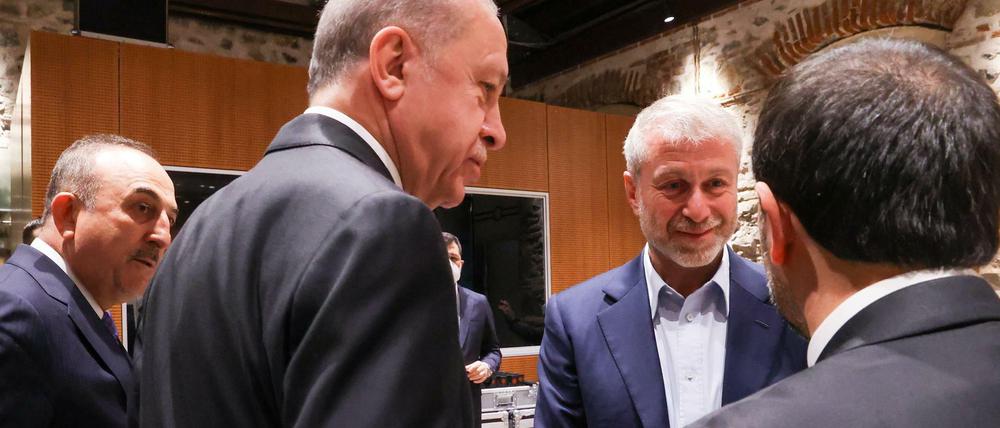 Roman Abramowitsch am Dienstag in Istanbul mit dem türkischen Präsidenten Erdogan und Außenminister Cavusoglu.