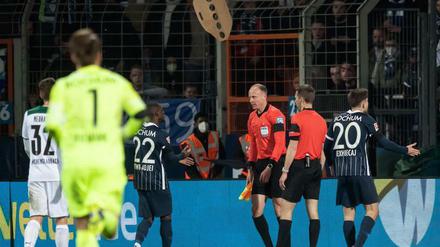 Schiedsrichterassistent Christian Gittelmann wurde in Bochum von einem vollen Bierbecher am Kopf getroffen.