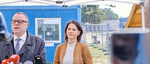 Brandenburgs Innenminister Michael Stübgen (CDU) spricht neben Bundesaußenministerin Annalena Baerbock (Bündnis 90/ Die Grünen) bei einem gemeinsamen Besuch in der Zentrale Erstaufnahmeeinrichtung für Asylbewerber in Eisenhüttenstadt. 