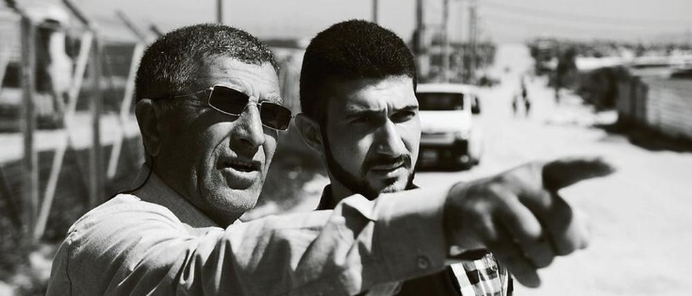 Zwischenstopp Irak: Andriy Suleyman (rechts) lässt sich den Weg zum Haus seines Onkels zeigen.